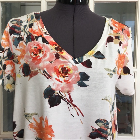 🦋 3 for $25 - 🇺🇸 Floral Print Soft Rayon Knit Vneck Tee - Picture 2 of 8
